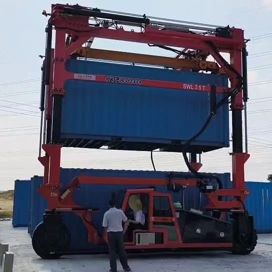 80T spreizen Fördermaschinen-LKW-Hochleistungsfahrzeug für die Port-/Yards auf Lager Behälter anhebend